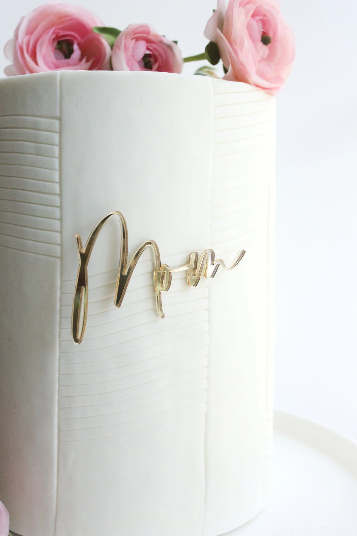 "Mom" Cake Plaque - Material Acrylic - Colors Gold Rose Gold Silver - Closeup